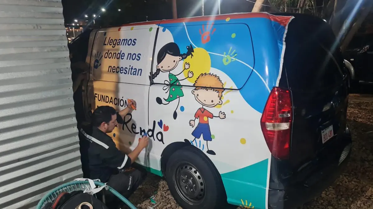Manos a la obra: el rotulado siendo aplicado sobre la carrocería.